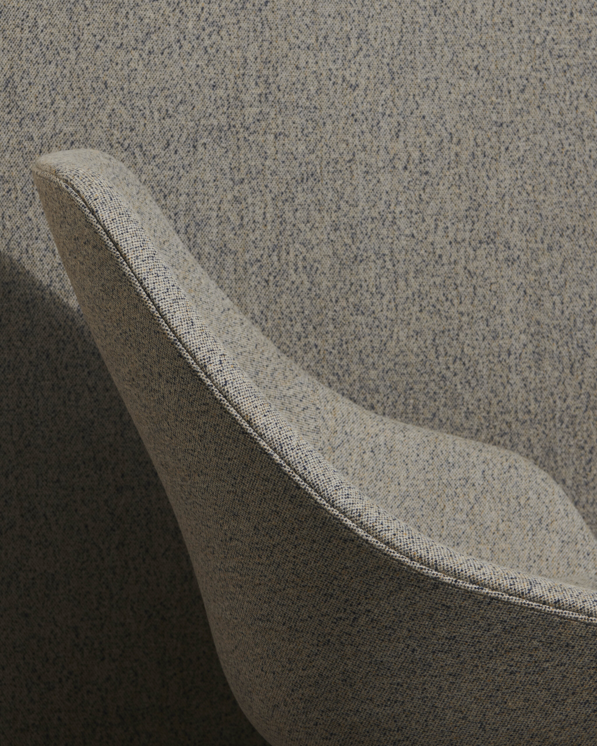 AAL-91-w.-cushion-Vanir-243-and-polished-alu-base.jpg